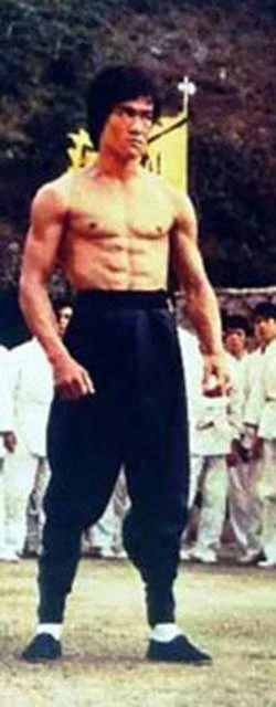/-NNLzQvi6Eno/UX9d9_aC3wI/AAAAAAAAAJA/yof5FiHMPzY/s640/ectomorfo+bruce+lee.webp